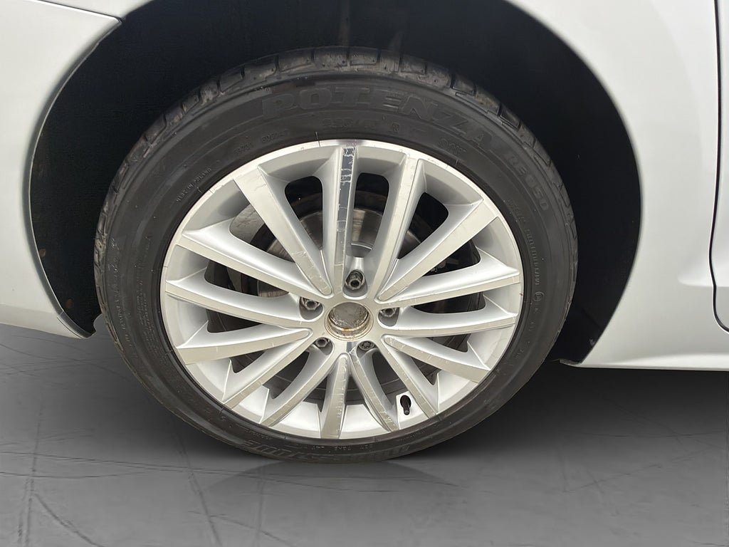 Vehicle Image 25