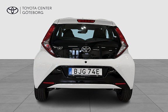 Vehicle Image 6