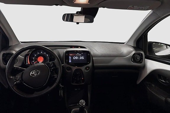 Vehicle Image 10