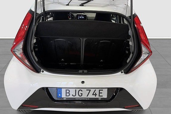 Vehicle Image 12