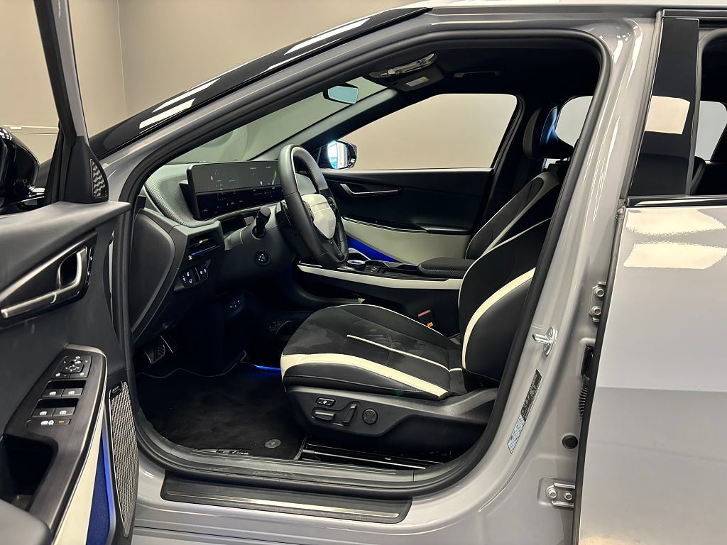 Vehicle Image 16