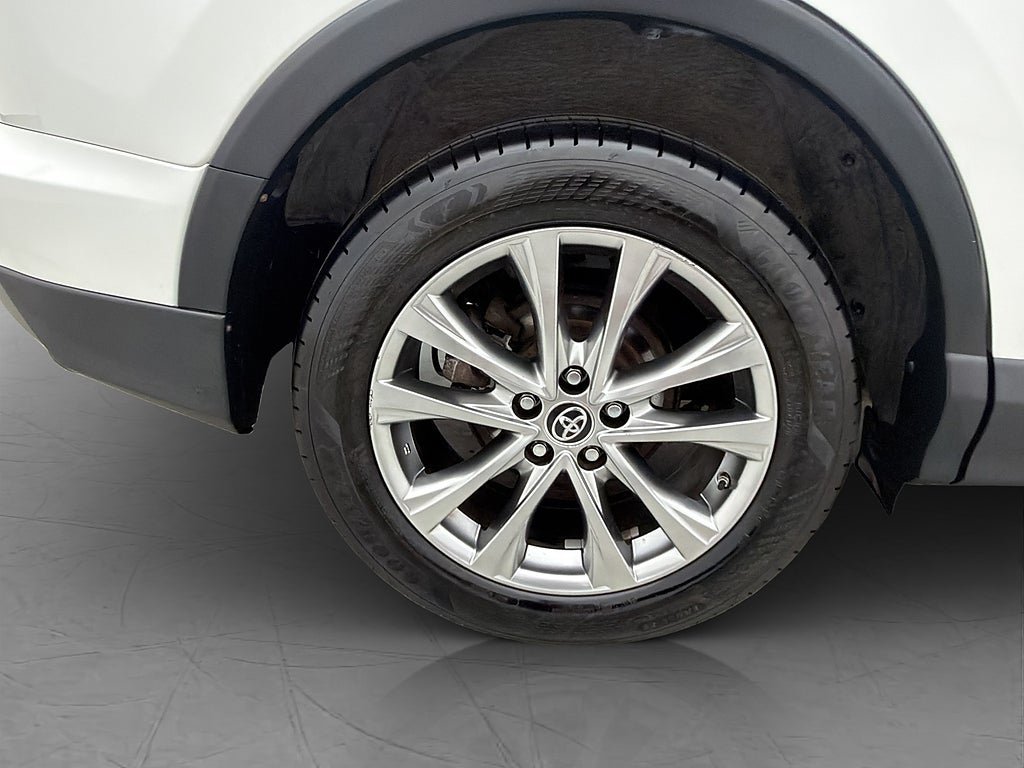 Vehicle Image 32