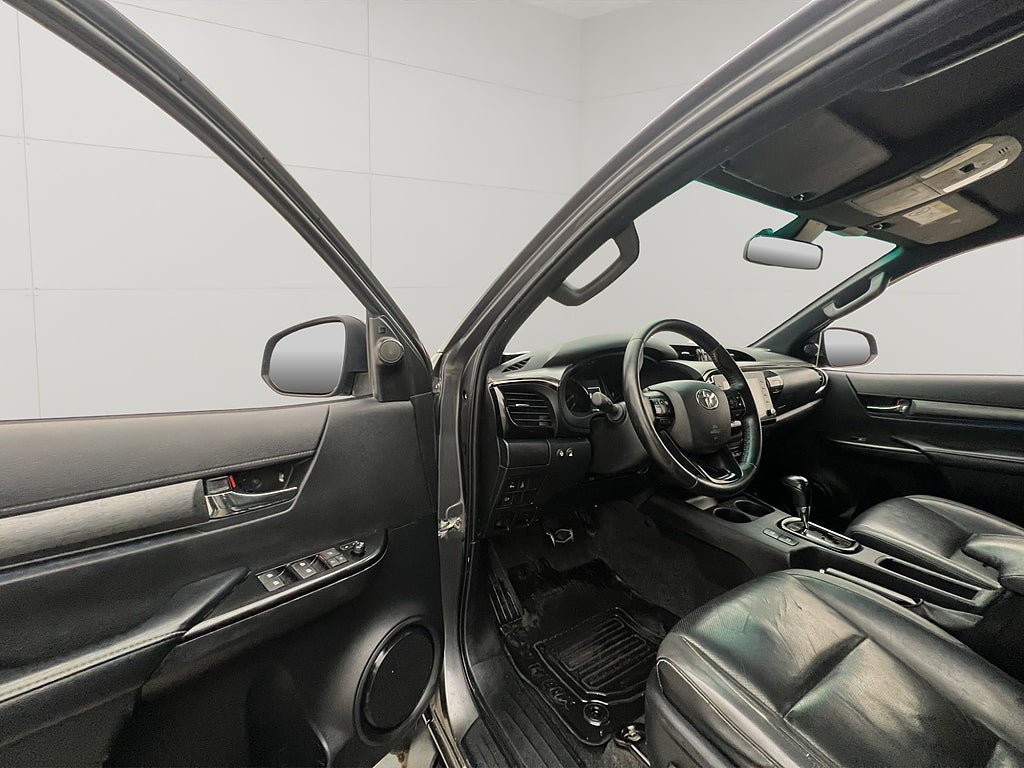 Vehicle Image 16