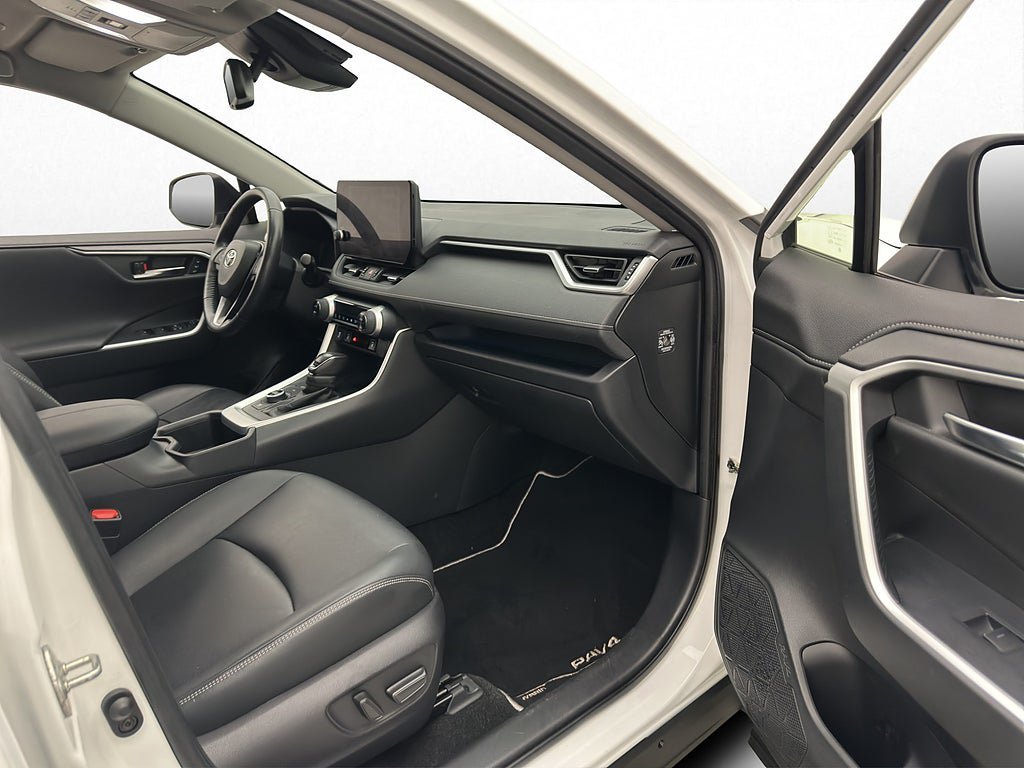 Vehicle Image 25