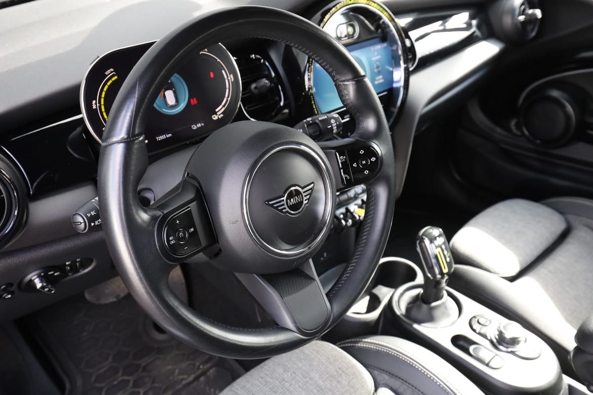 Vehicle Image 12