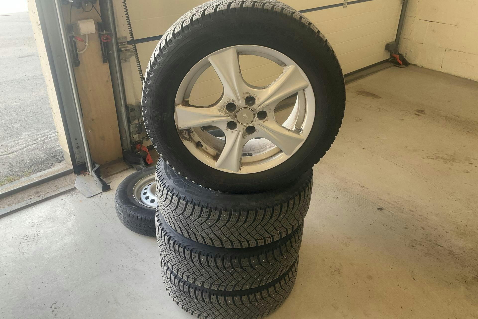 Vehicle Image 15