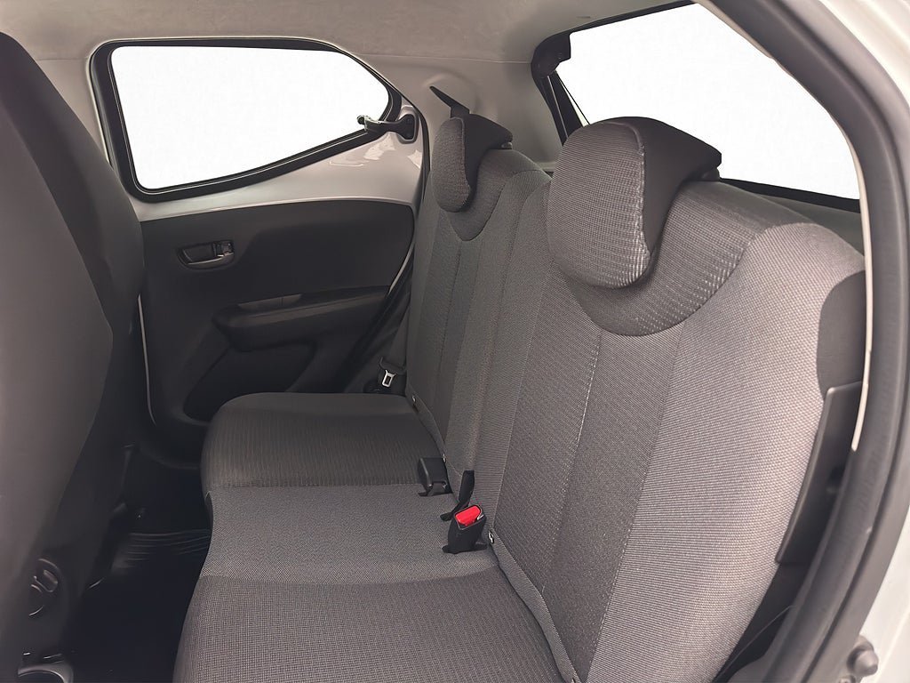 Vehicle Image 25