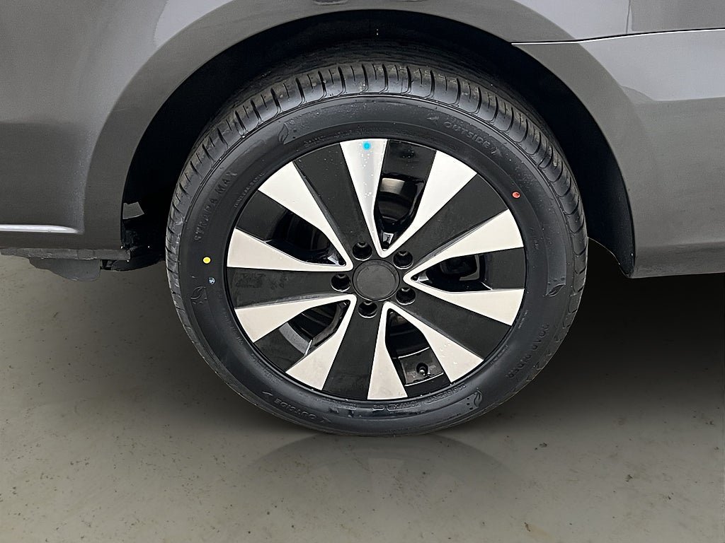 Vehicle Image 32