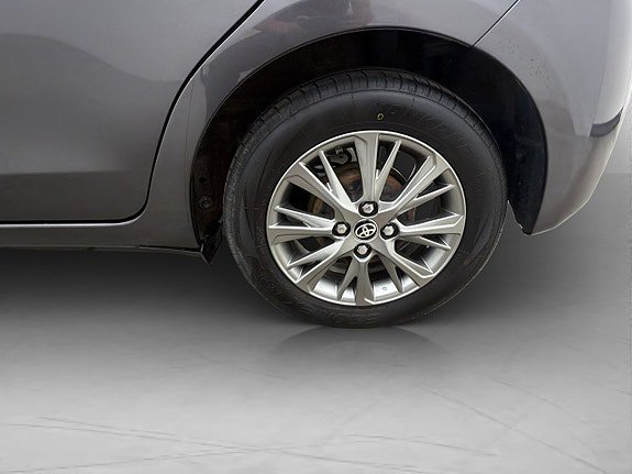 Vehicle Image 25