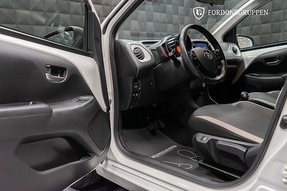 Vehicle Image 12