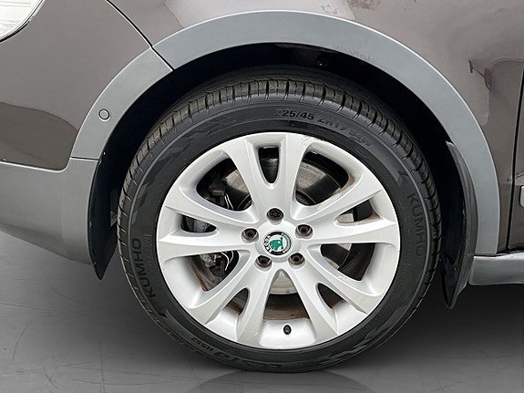 Vehicle Image 32