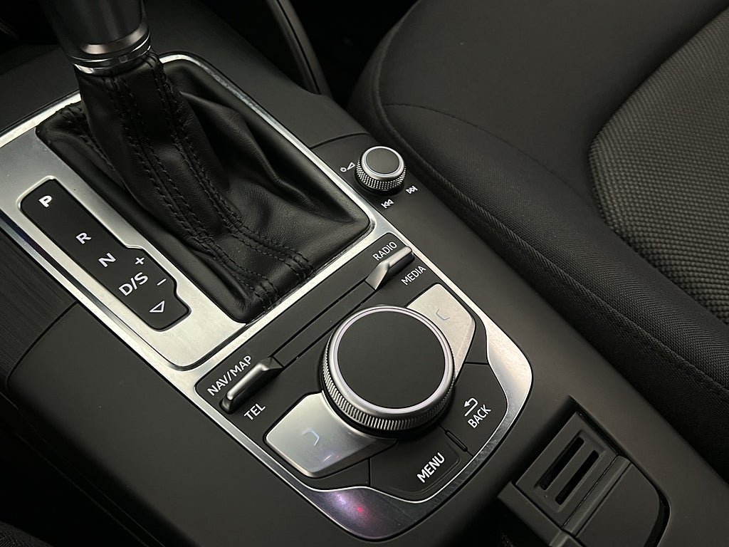 Vehicle Image 23