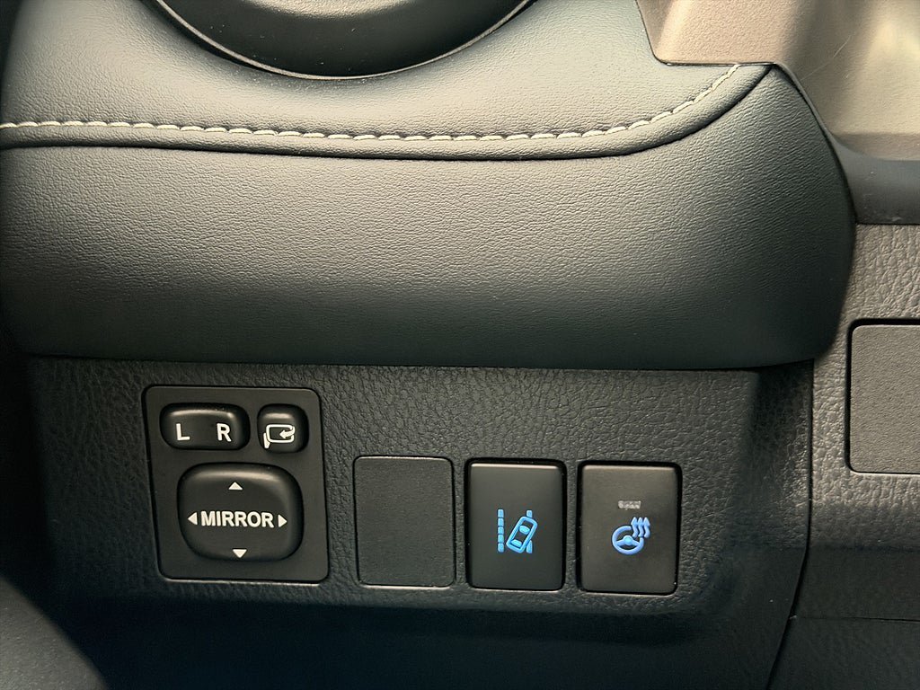 Vehicle Image 25