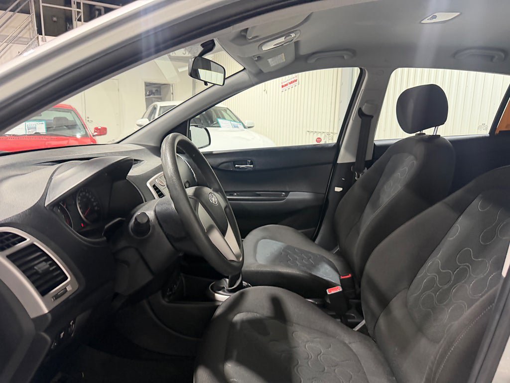 Vehicle Image 12