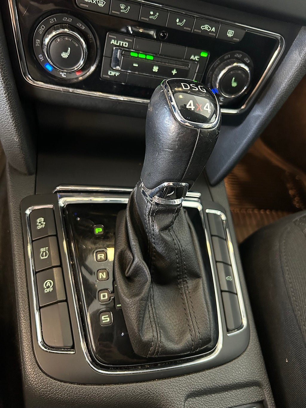 Vehicle Image 25