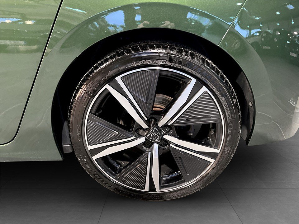 Vehicle Image 14