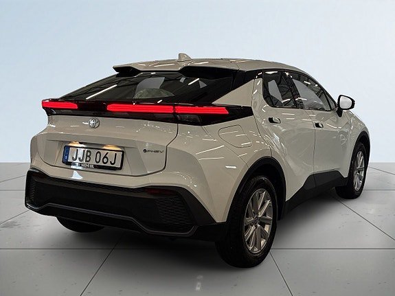 Vehicle Image 6