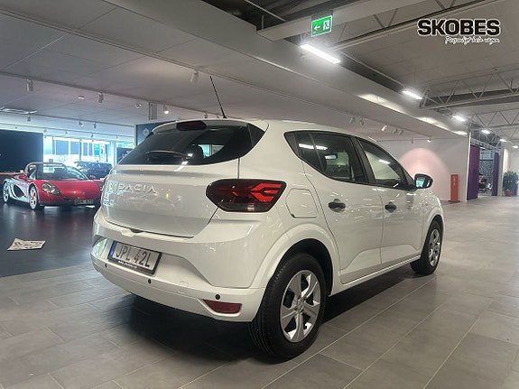 Vehicle Image 6