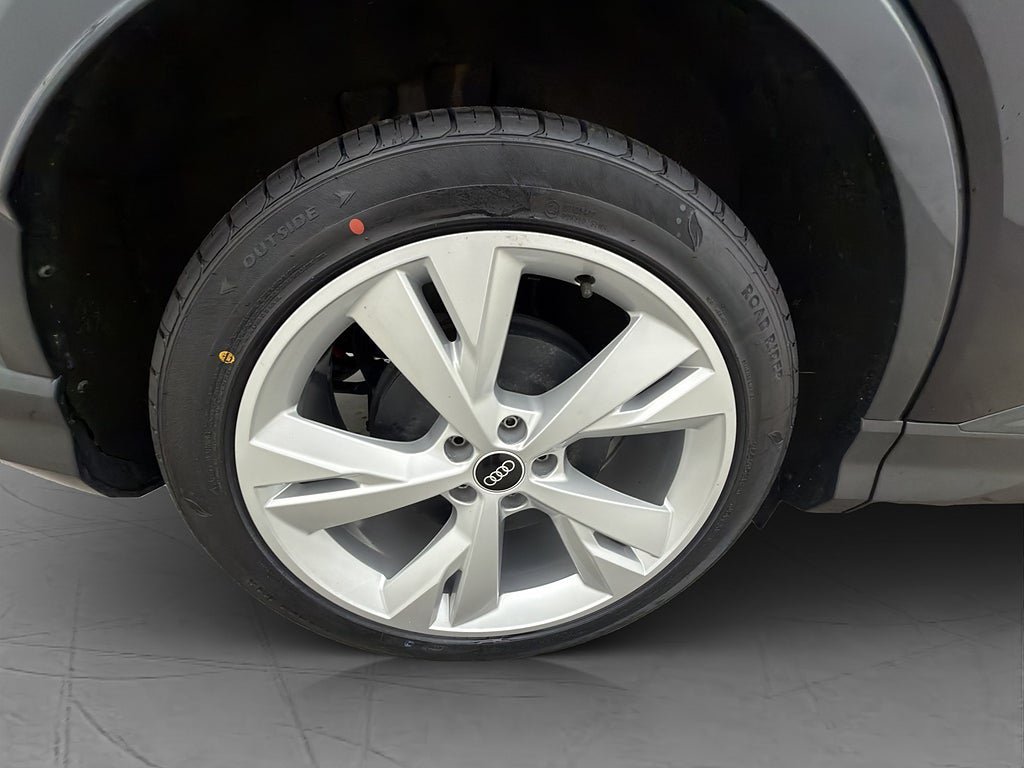 Vehicle Image 25