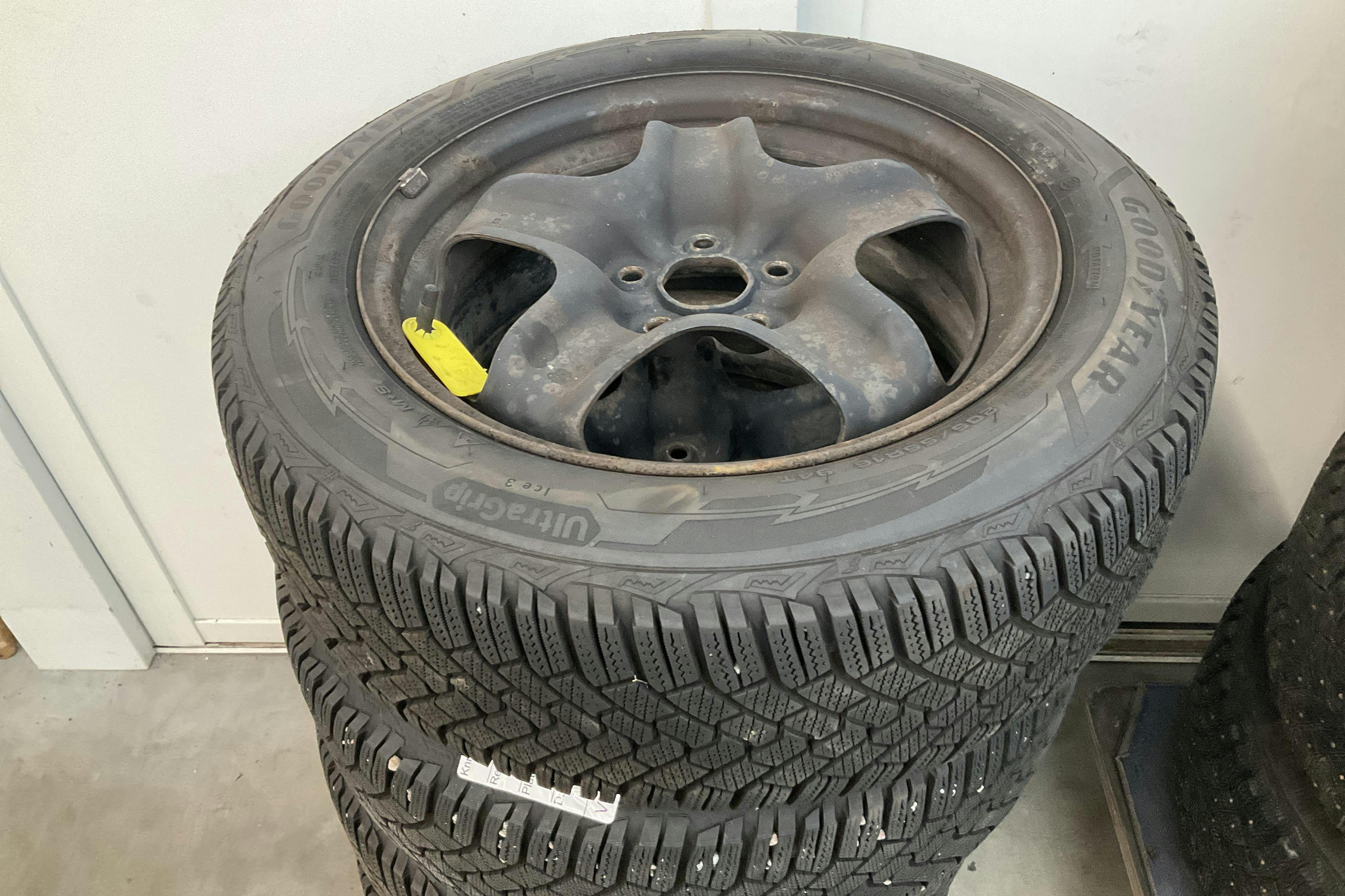 Vehicle Image 12