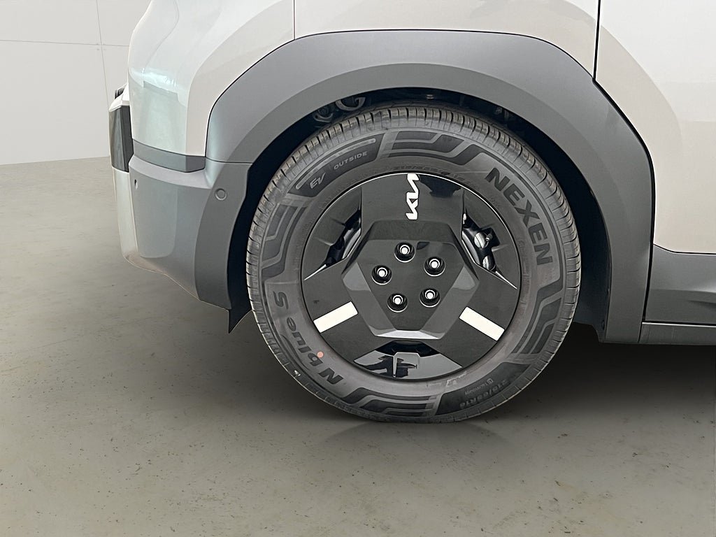 Vehicle Image 32