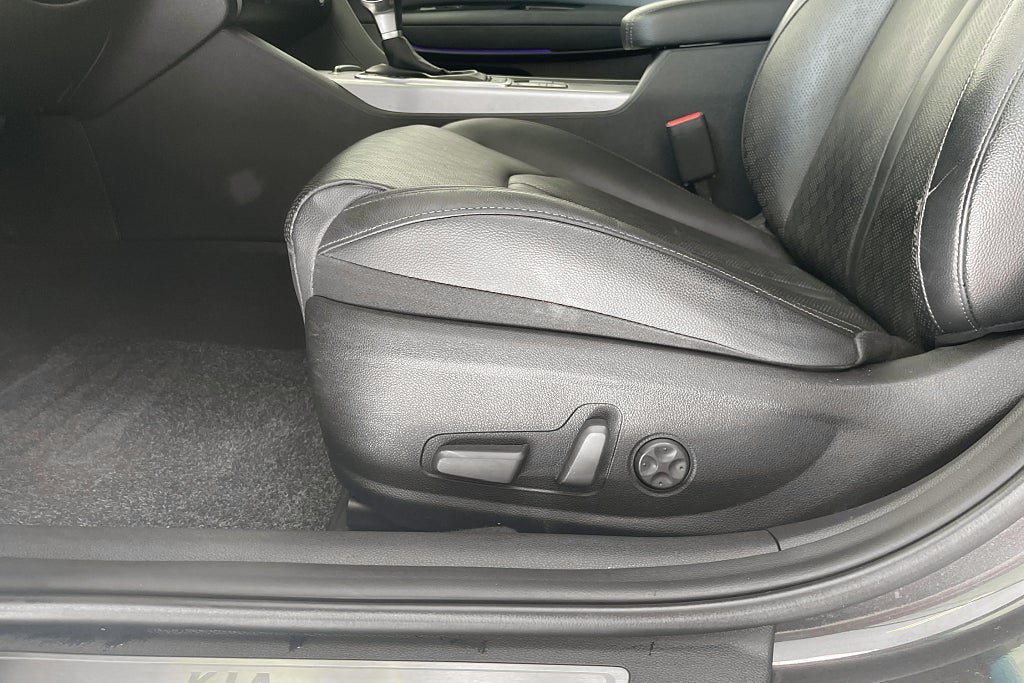 Vehicle Image 25