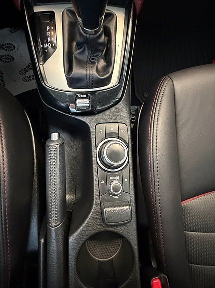 Vehicle Image 25