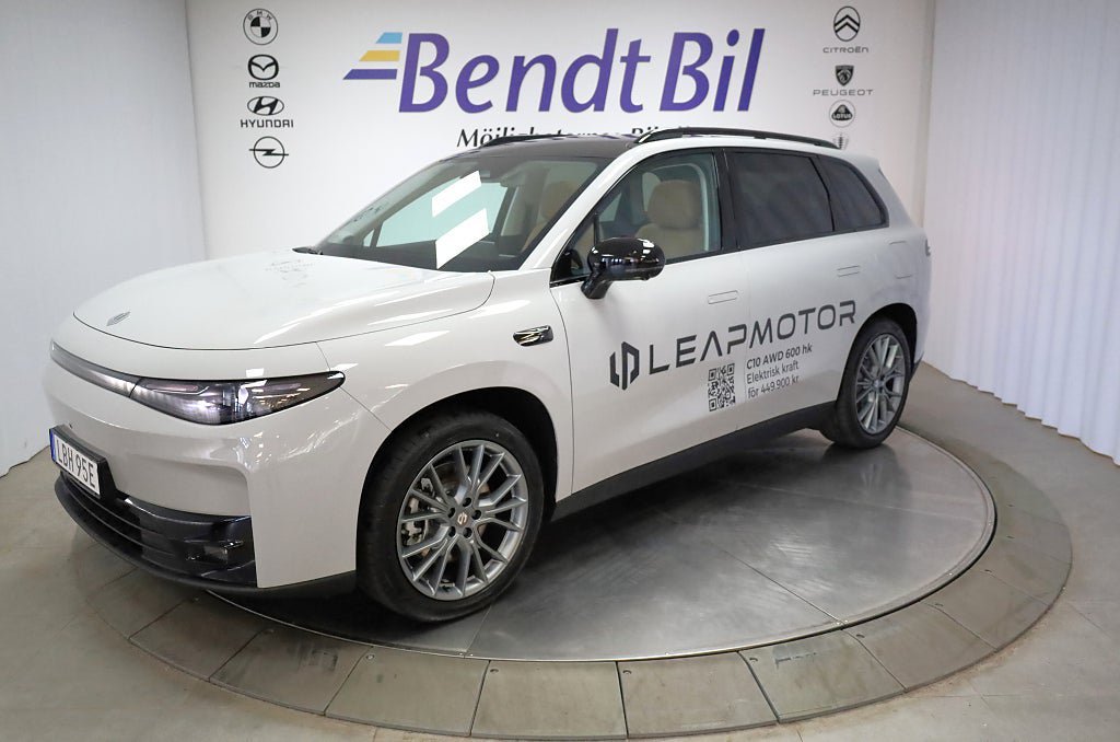 Vehicle Image 4