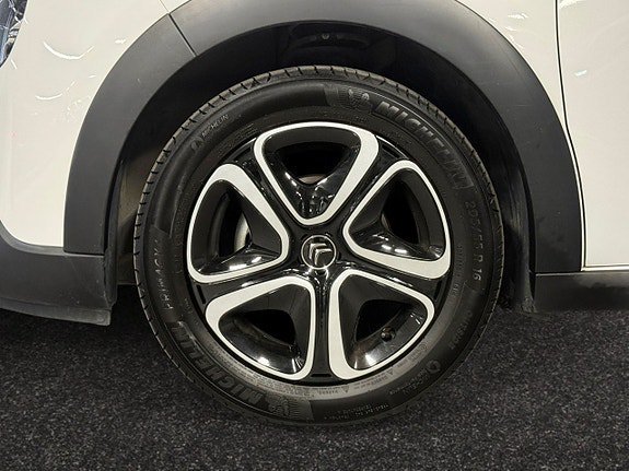 Vehicle Image 17