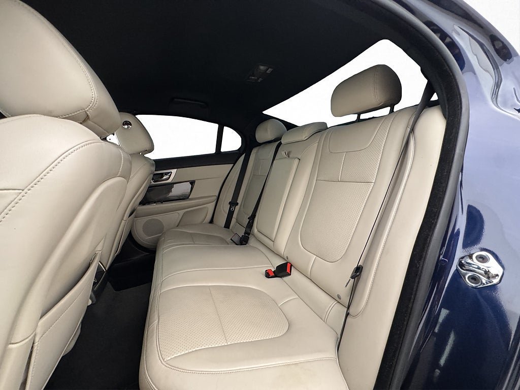 Vehicle Image 32