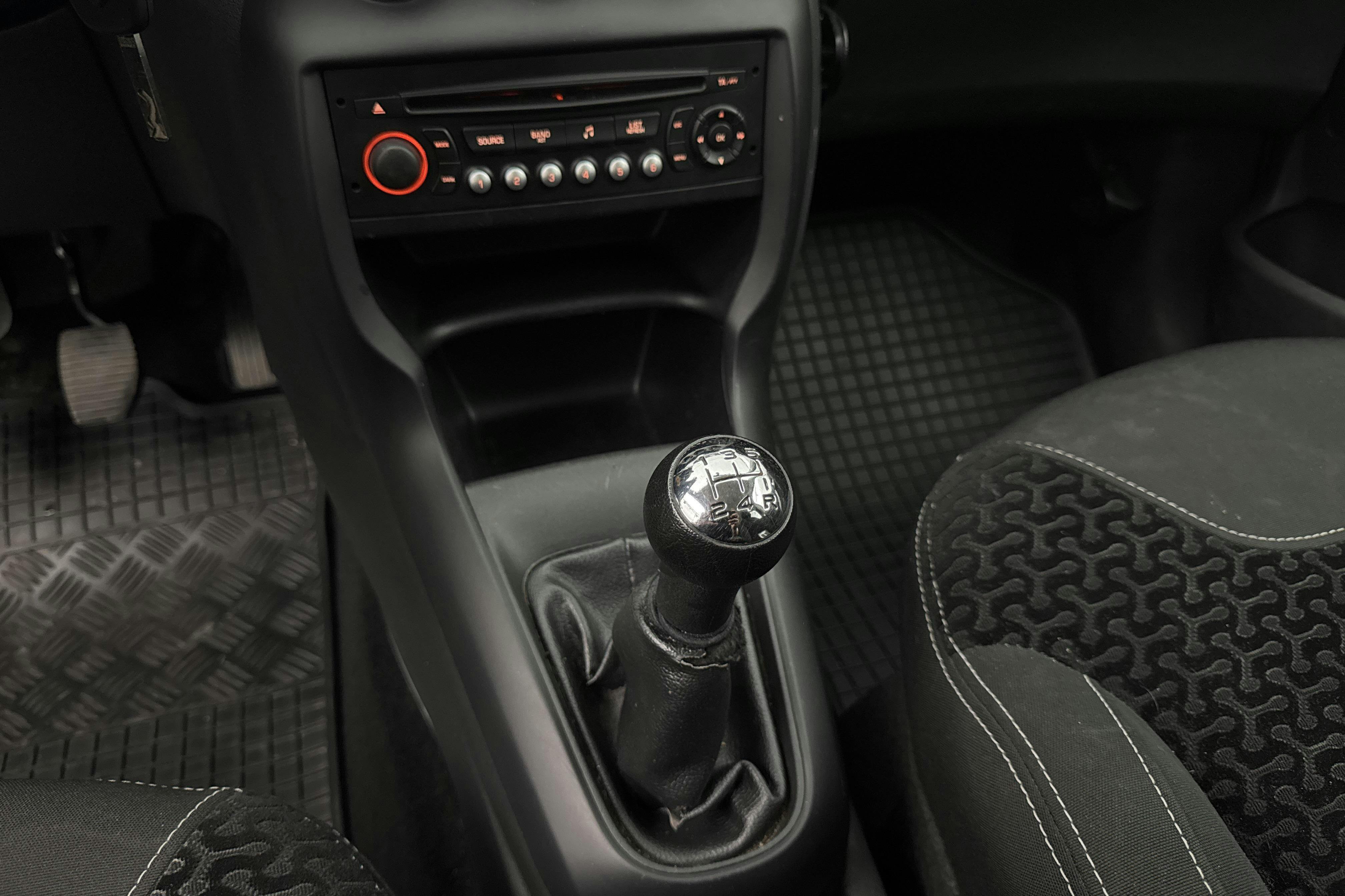Vehicle Image 12