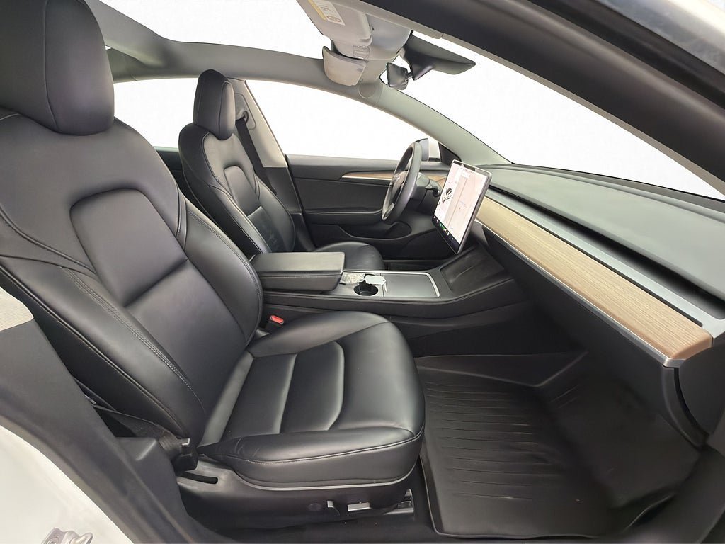 Vehicle Image 25