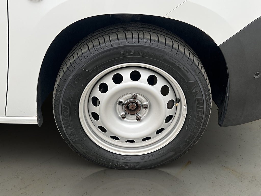Vehicle Image 32