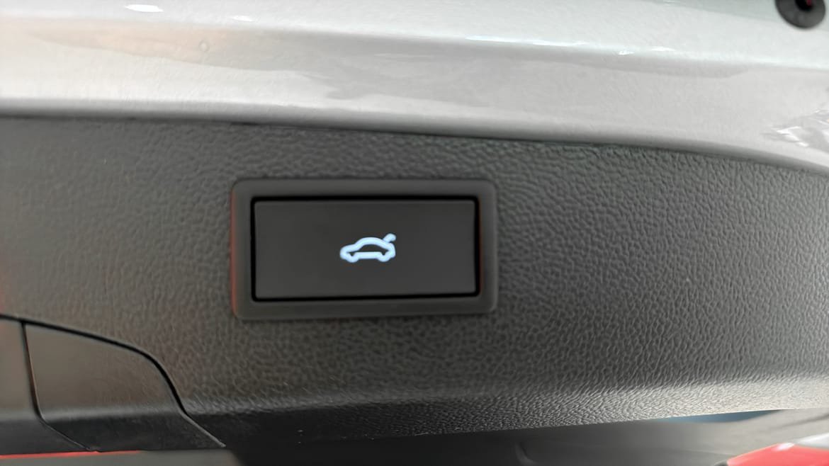 Vehicle Image 25