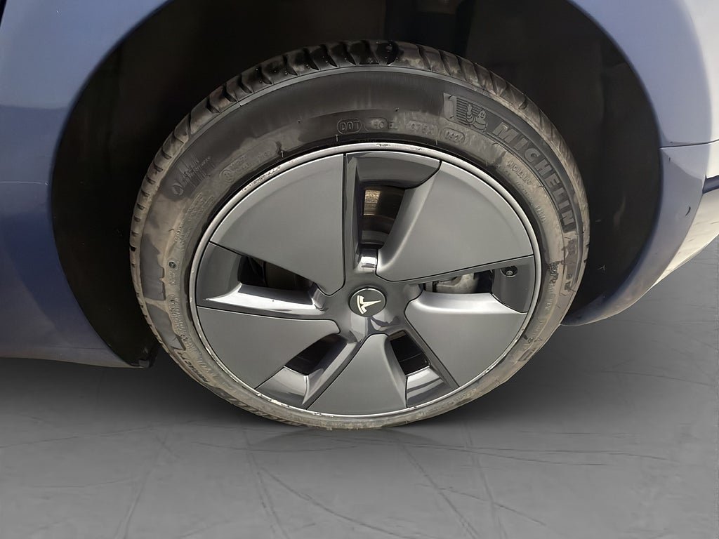 Vehicle Image 25