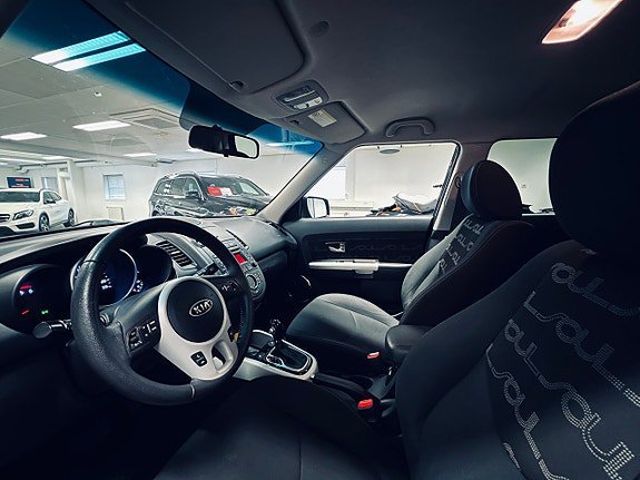 Vehicle Image 12