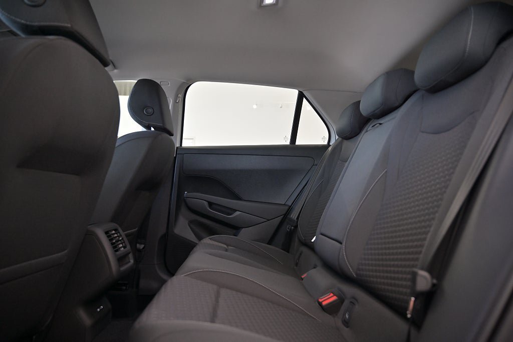 Vehicle Image 25