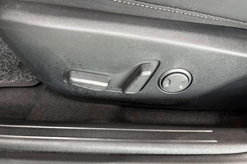 Vehicle Image 25