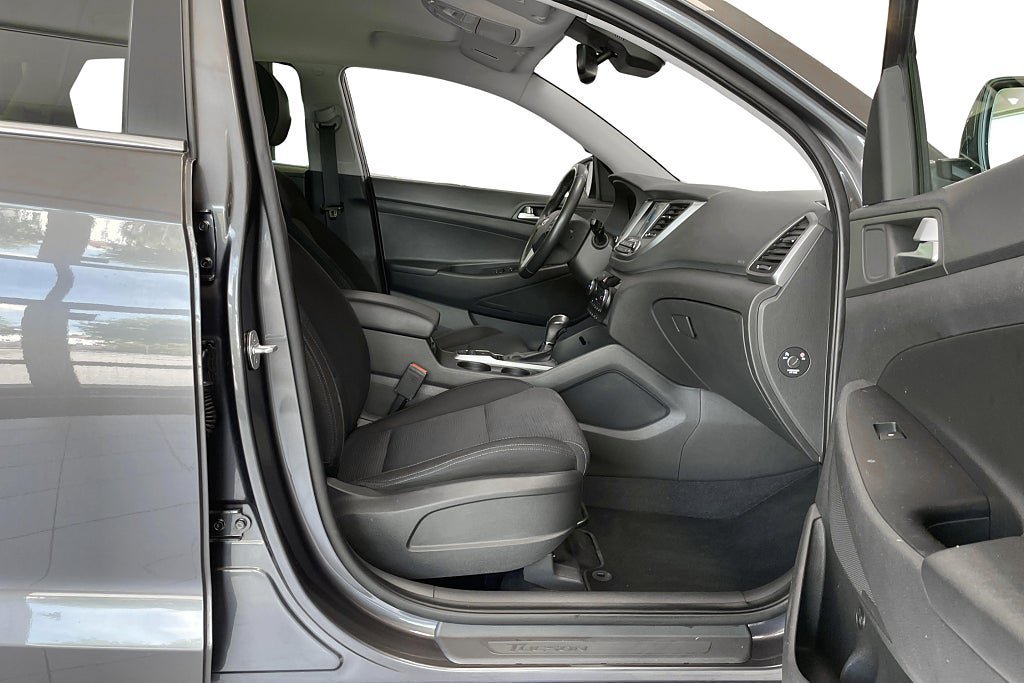 Vehicle Image 16