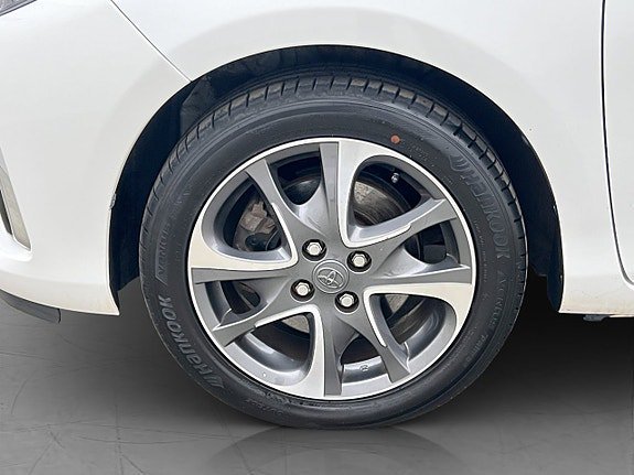 Vehicle Image 25
