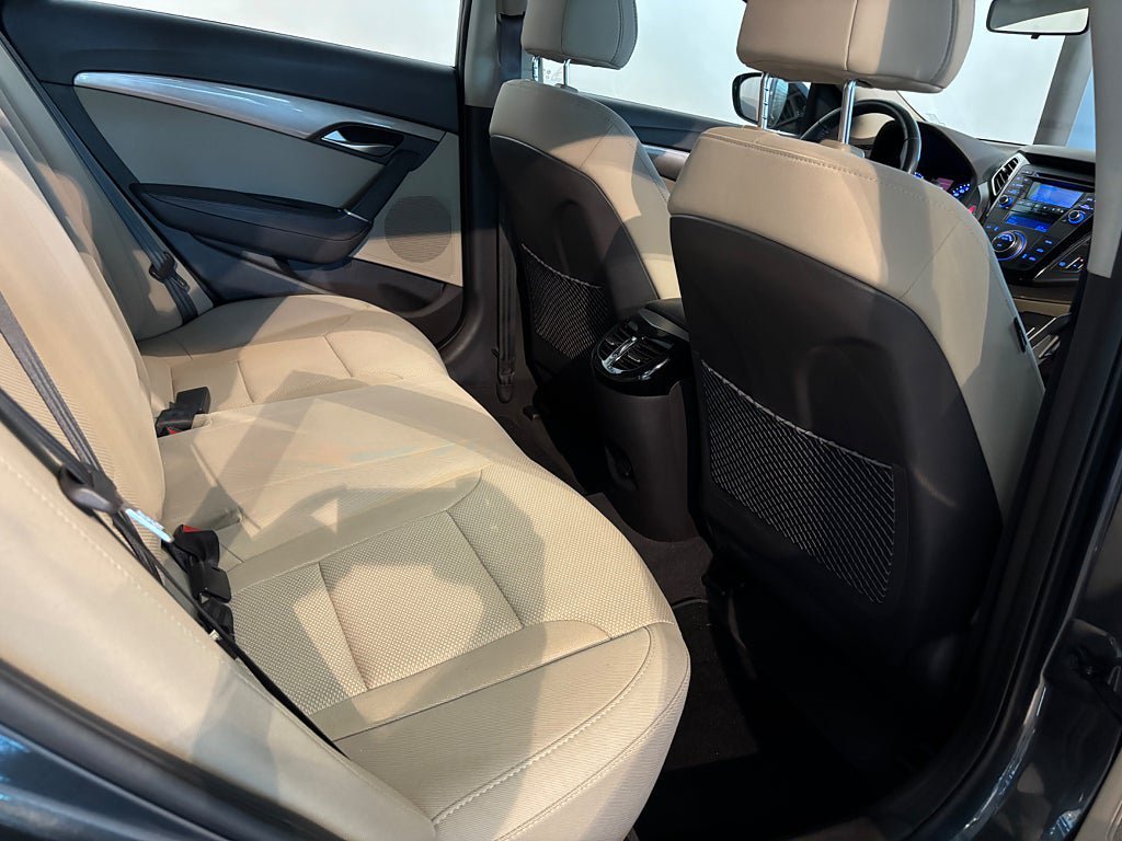 Vehicle Image 8