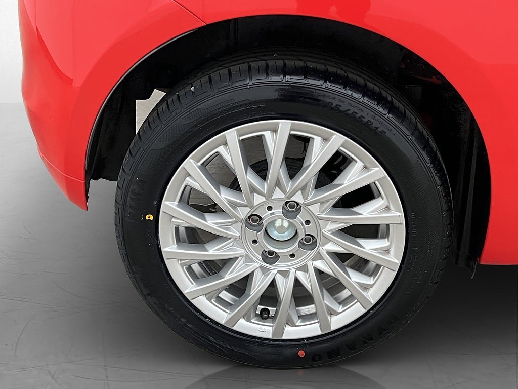 Vehicle Image 12