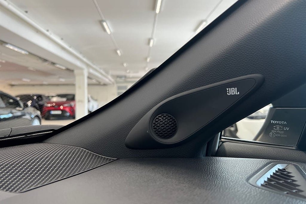 Vehicle Image 25