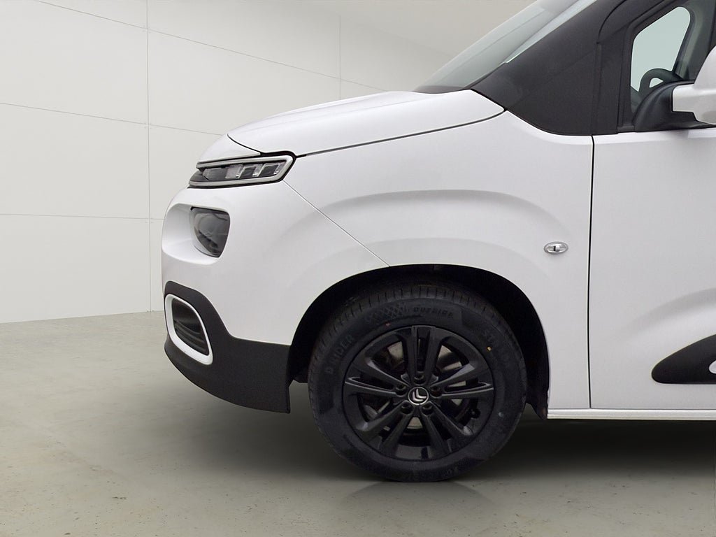 Vehicle Image 32