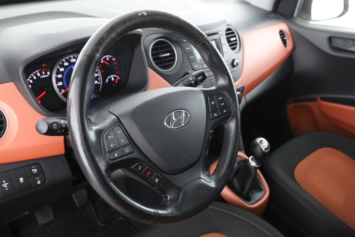 Vehicle Image 12