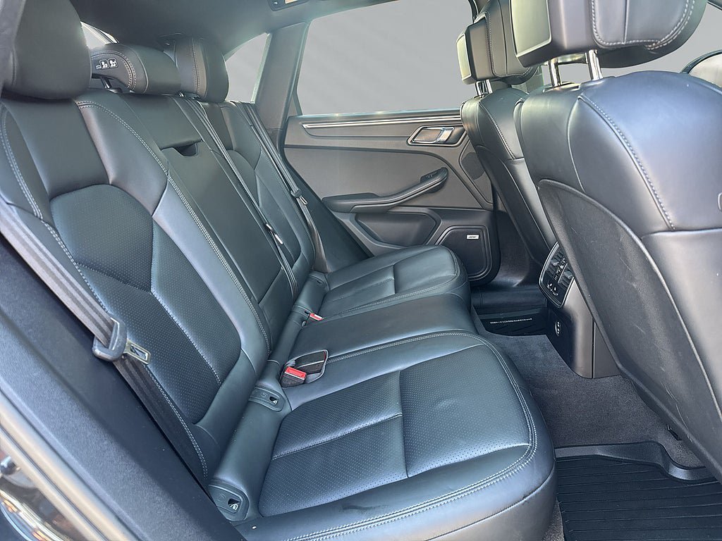 Vehicle Image 17