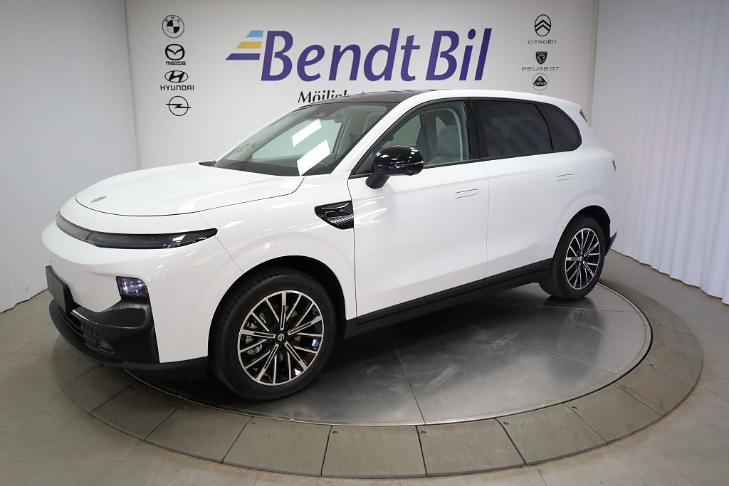 Vehicle Image 4