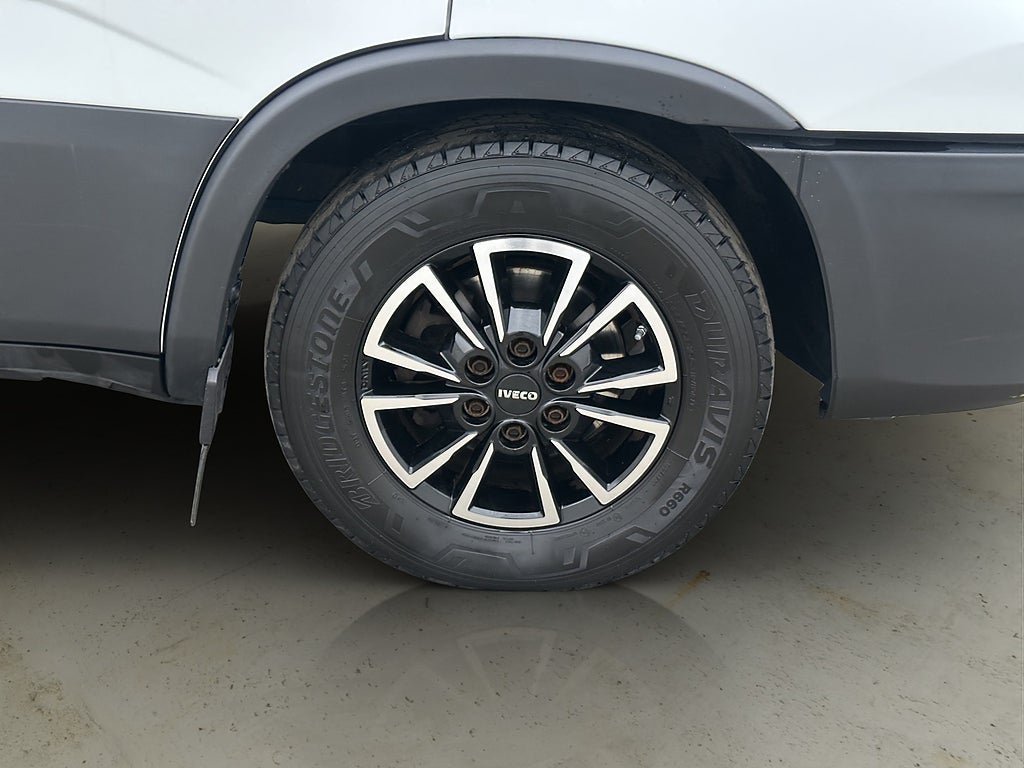 Vehicle Image 32