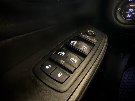 Vehicle Image 25
