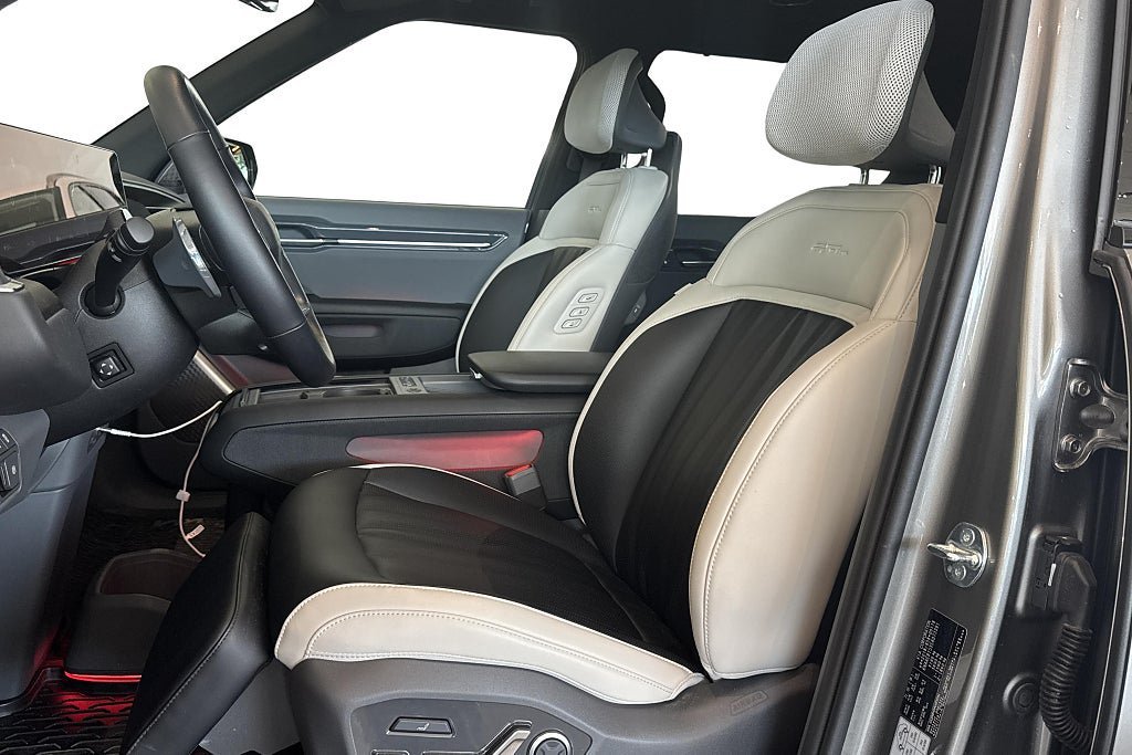Vehicle Image 9